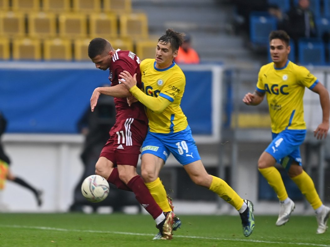 Josef Švanda fauluje v pokutovém území Martina Minčeva ze Sparty. Kromě penalty došlo i na vyloučení teplického fotbalisty