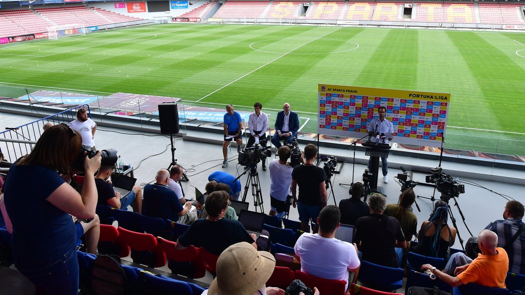 Tisková konference proběhla nezvykle na tribuně sparťanského stadionu