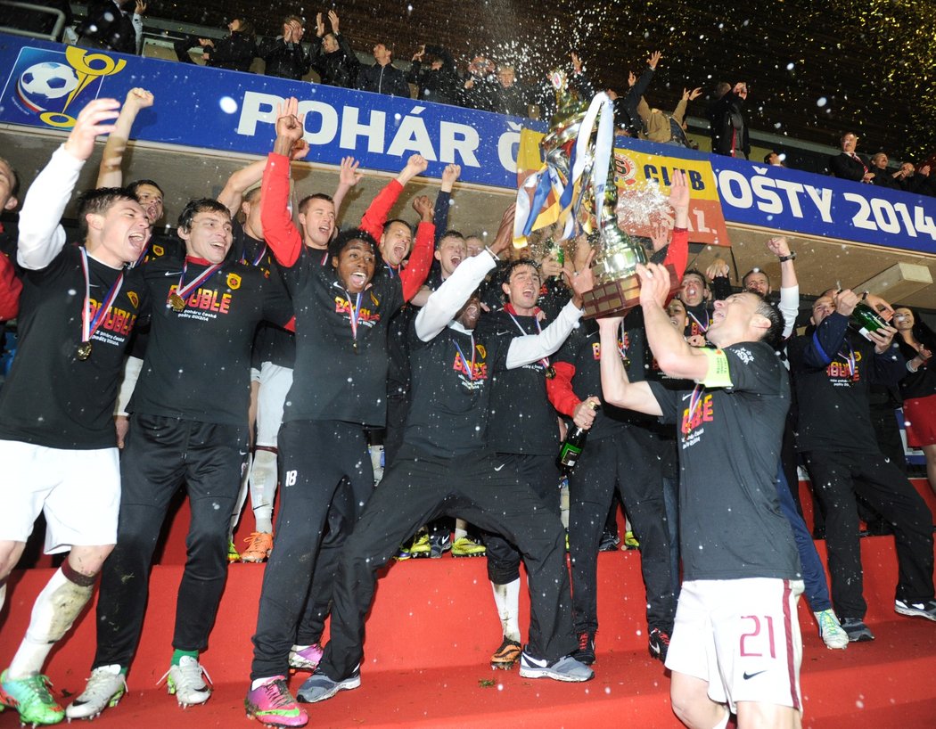 Fotbalisté Sparty v sezoně 2013/2014, kdy vybojovali ligový titul i triumf v domácím poháru