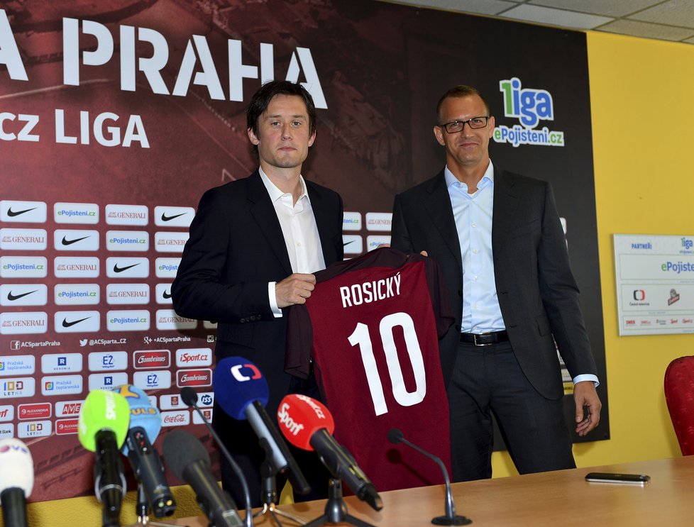 Tomáš Rosický pózuje s dresem a majitelem Sparty Danielem Křetínským po podpisu smlouvy na Letné