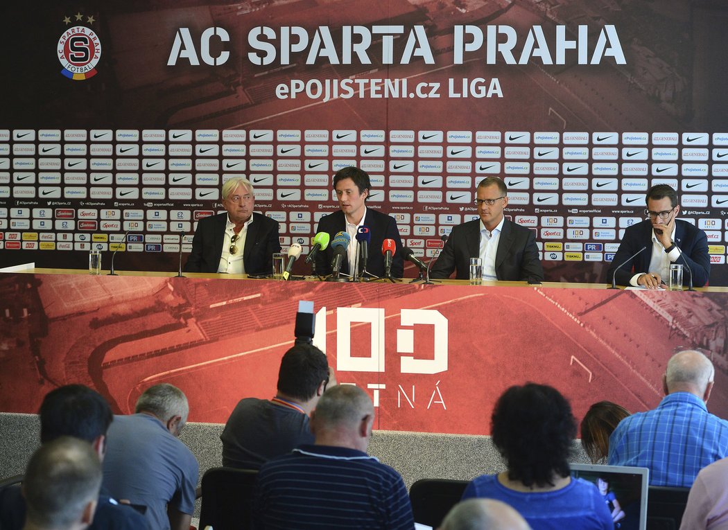 Tisková konferenci fotbalové Sparty: zleva agent Pavel Paska, navrátilec Tomáš Rosický a Daniel Křetínský