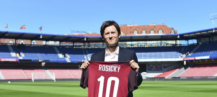 Tomáš Rosický pózuje s dresem Sparty, do které se vrátil po 15 letech