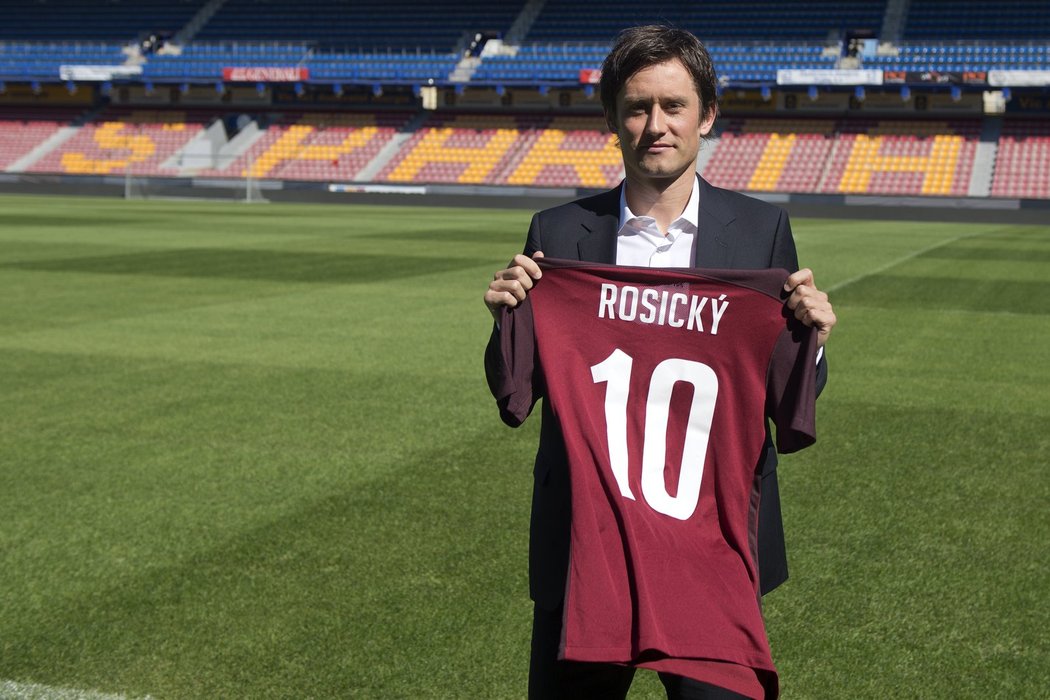 Tomáš Rosický pózuje s dresem Sparty, do které se vrátil po 15 letech. Bude mít číslo 10.