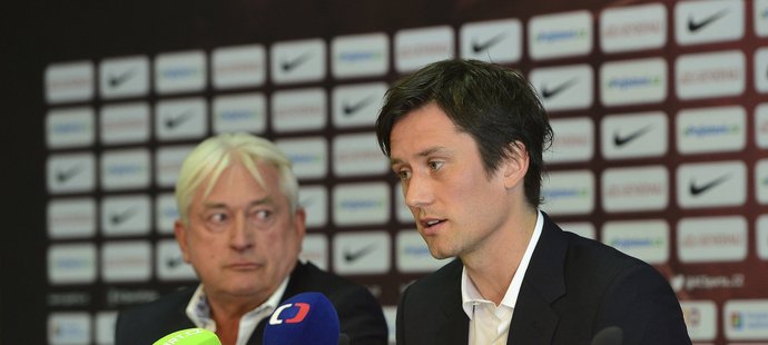 Tomáš Rosický s agentem Pavlem Paskou na tiskové konferenci po svém návratu do Sparty