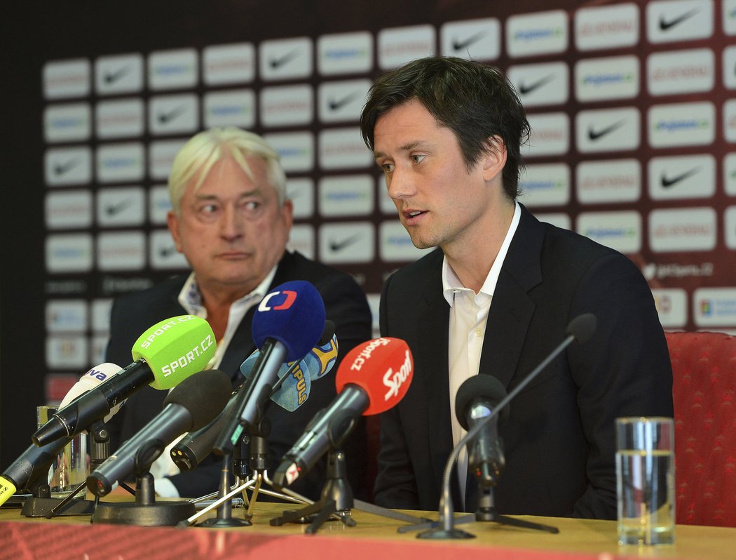 Tomáš Rosický s agentem Pavlem Paskou na tiskové konferenci po svém návratu do Sparty