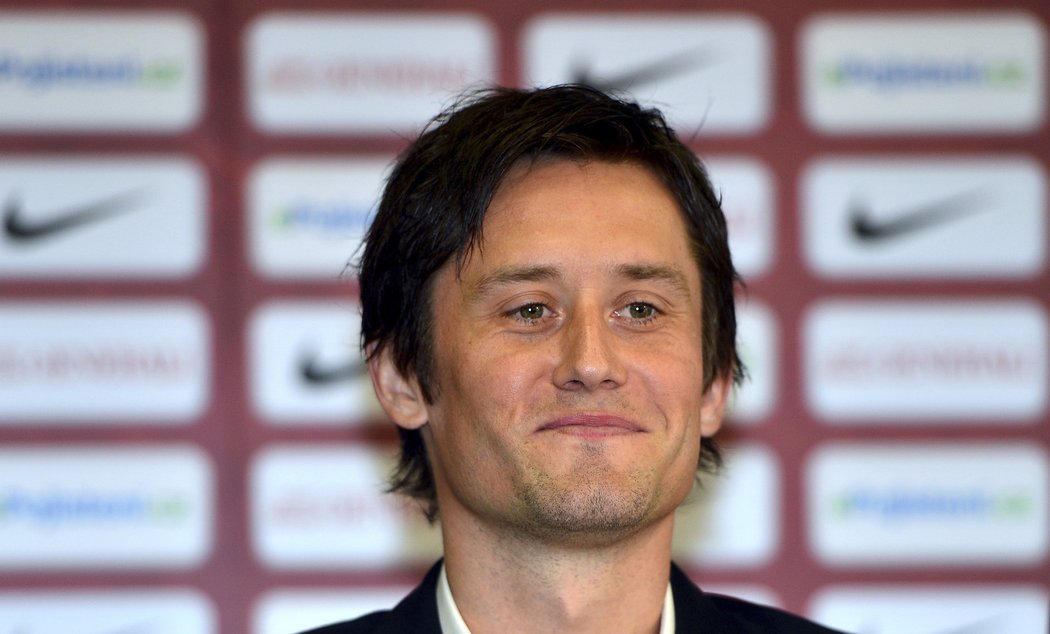 Tomáš Rosický se usmívá na tiskové konferenci po podpisu smlouvy ve Spartě