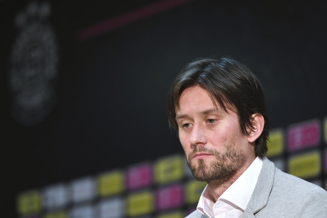 Tomáš Rosický přemítá v průběhu tiskové konference, na které poprvé vystupoval jako sportovní ředitel Sparty