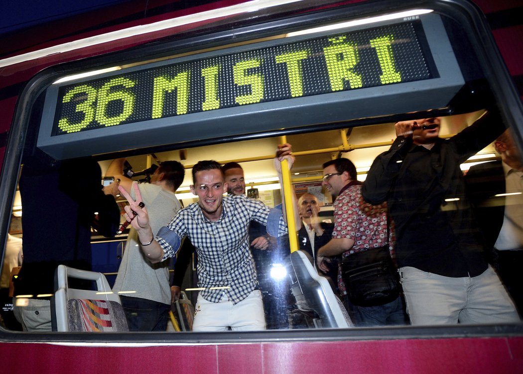 36- počet titulů, nápis MISTŘI. Sparťané oslavili zisk titulu jízdou ve speciální tramvaji