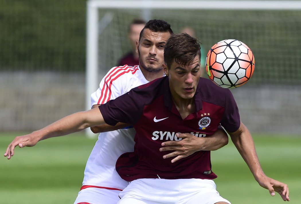 Patrik Schick (vpředu) ze Sparty a Martin Šulek z Trenčína