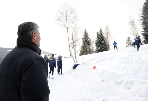Jozef Chovanec sleduje trénink na soustředění ve Špindlerově Mlýně. Jozef Chovanec sleduje trénink na soustředění ve Špindlerově Mlýně.