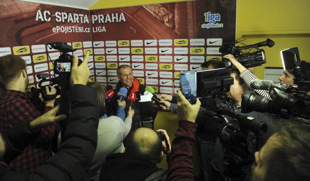 Petr Rada v obležení novinářů jen chvíli poté, co byl oficiálně oznámen jako nový trenér Sparty Praha