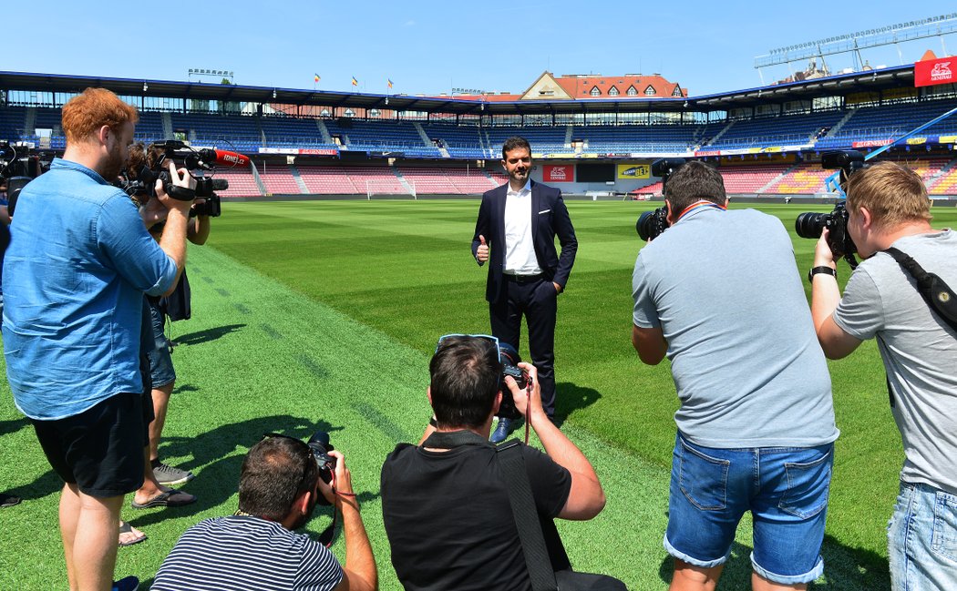 Andrea Stramaccioni po uvedení do funkce sparťanského trenéra pózoval na Letné kameramanům a fotografům