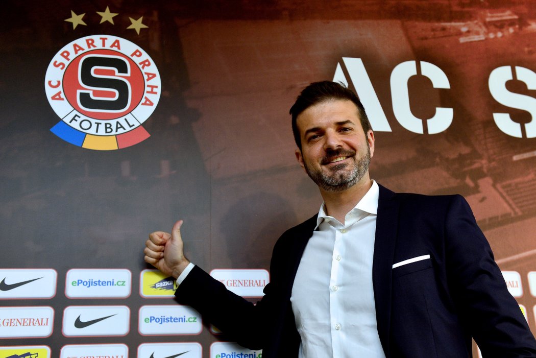 Trenér Andrea Stramaccioni krátce po oficiálním uvedení do funkce na Letné