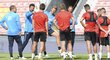 Fotbalisté Sparty poslouchají hlavního trenéra Stramaccioniho při tréninku