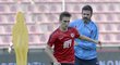 Bogdan Vatajelu si kryje míč před dotírajícím trenérem Stramaccionim