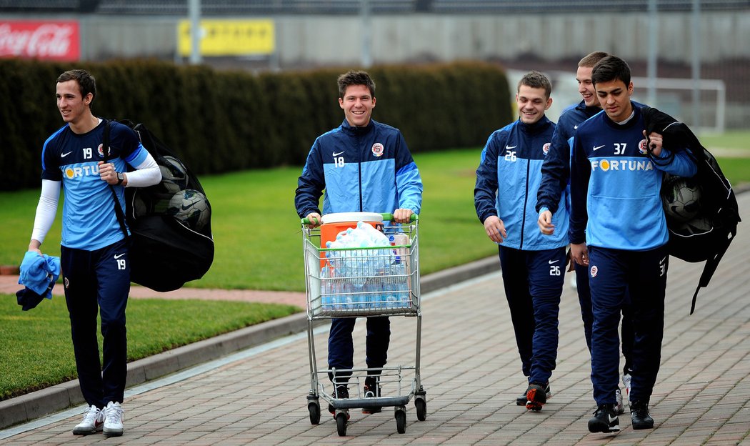 Fotbalisté Sparty přicházejí na trénink na Strahov, uprostřed záložník Tomáš Přikryl