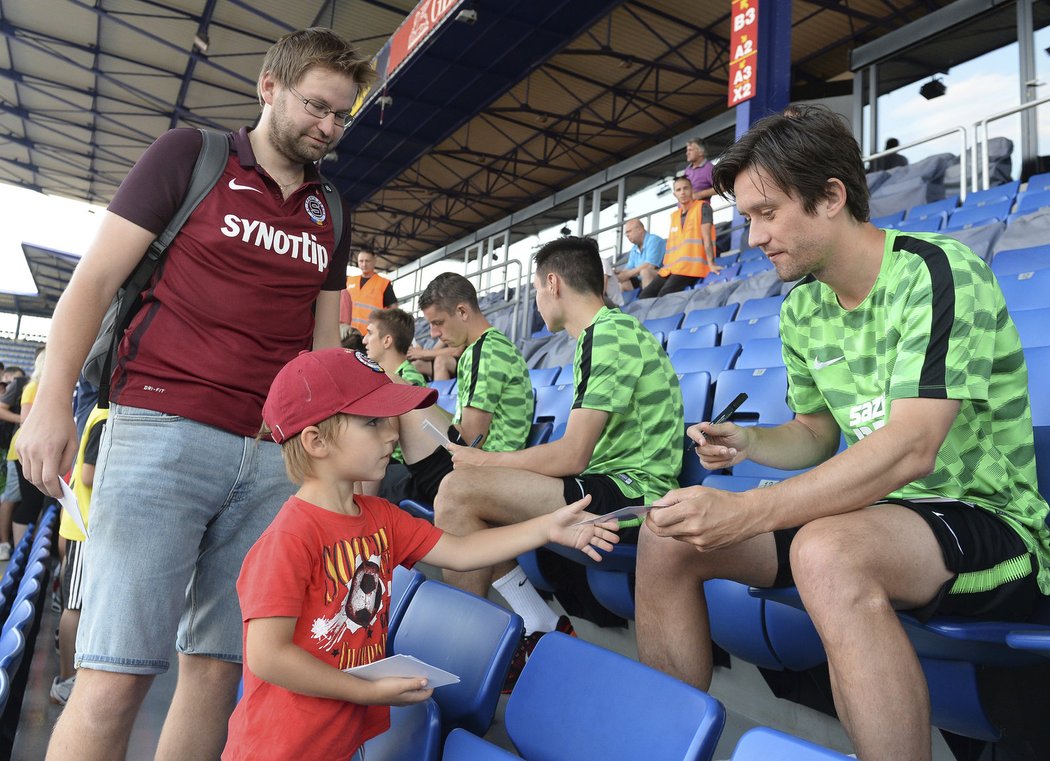 Tomáš Rosický se s dalšími spoluhráči po otevřeném tréninku ochotně podepisoval fanouškům