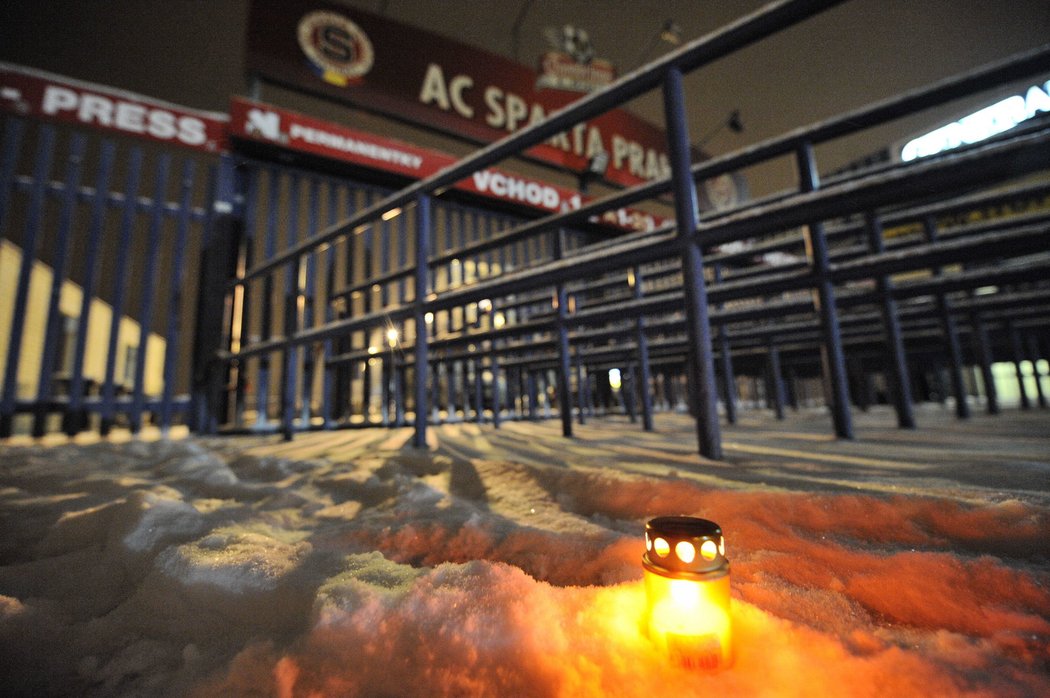 Svíčka na památku Lukáše Přibyla před stadionem Sparty, kde byl nalezen mrtvý