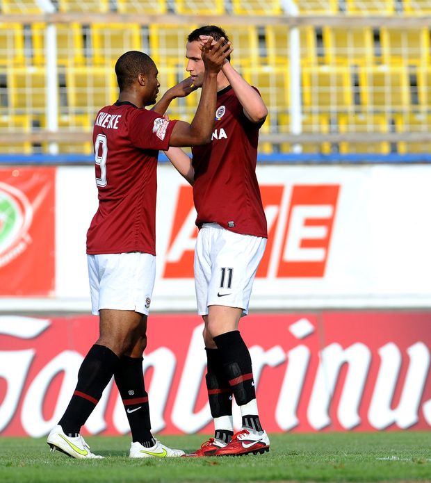Kweuke s Pekhartem slaví gól na 2:1 Kweuke s Pekhartem slaví gól na 2:1