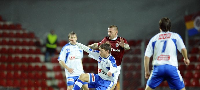 Řepka bojuje o míč s Michalem Doležalem a Janem Martykánem z Ústí.