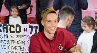 Sparťan Kadlec má srdce! Fanynce nadělil dárek k narozeninám přímo na stadionu