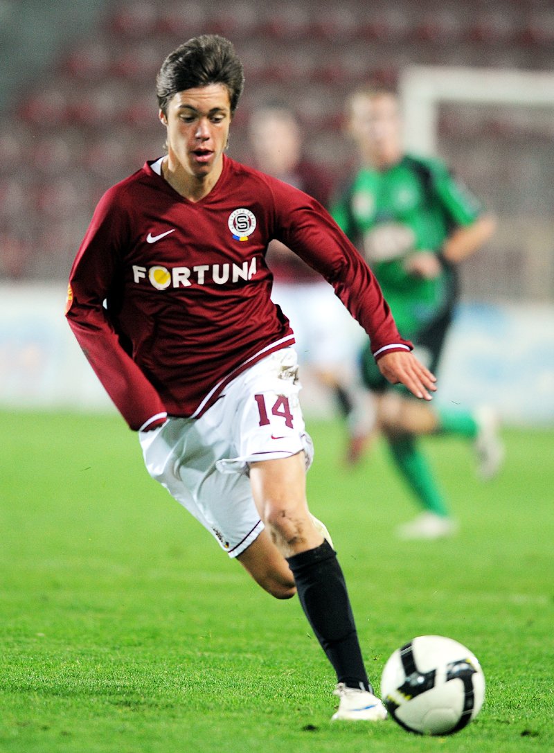 Ligový debut si odbyl Václav Kadlec za Spartu 25. října 2008 v utkání proti Příbrami, kdy ho kouč Jozef Chovanec poslal na hřiště v 86. minutě