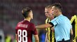 Bogdan Vatajelu diskutuje s Radkem Příhodou při sparťanské generálce proti Vitesse