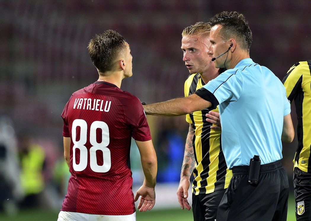 Bogdan Vatajelu diskutuje s Radkem Příhodou při sparťanské generálce proti Vitesse