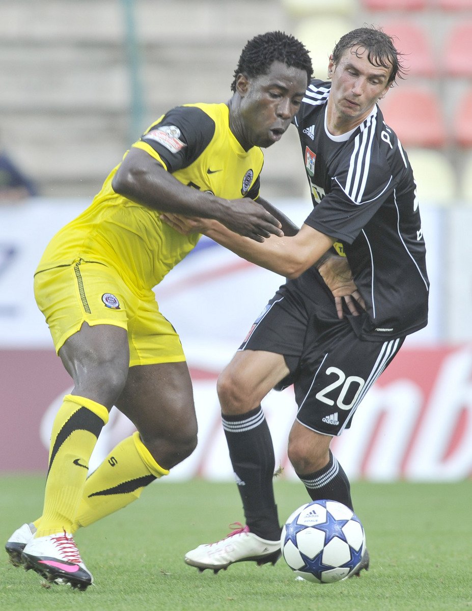 Bony Wilfried se probíjí do gólové pozice