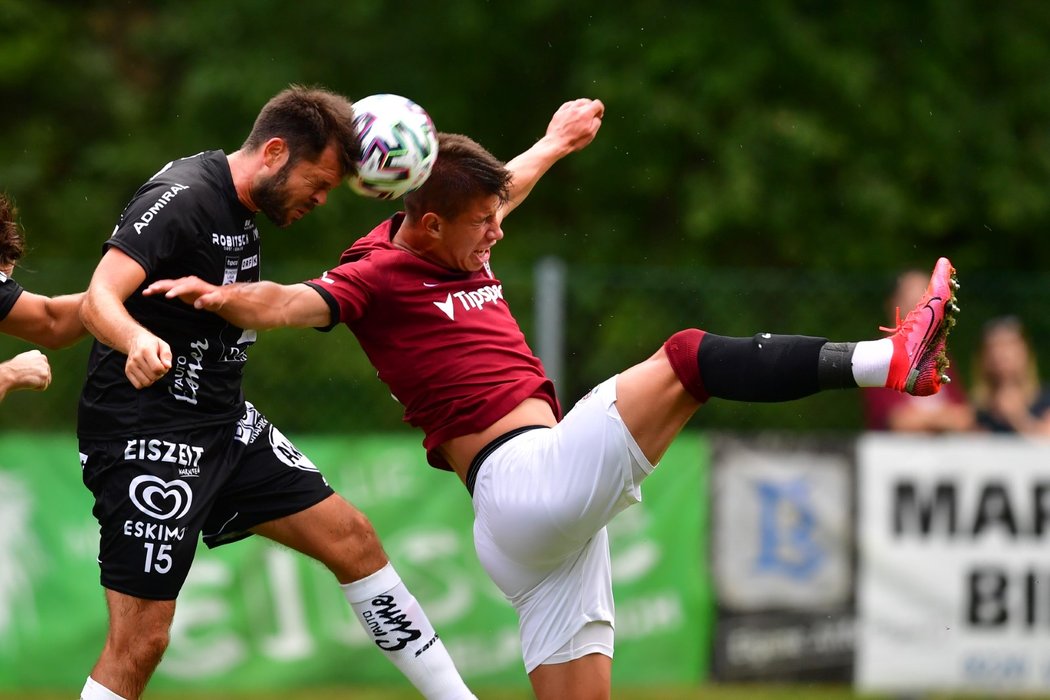 Sparťan Adam Hložek v hlavičkovém souboji během přípravného utkání proti Wolfsbergeru