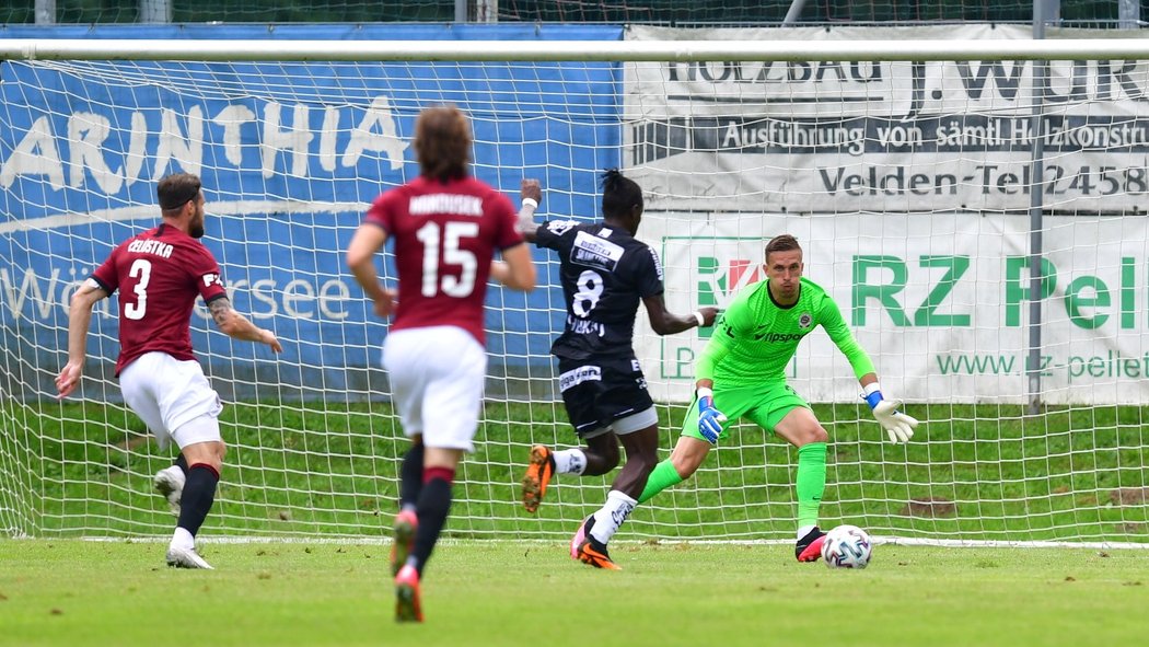 Cheikhou Dieng zakončuje gólovou akci Wolfsbergeru proti Spartě