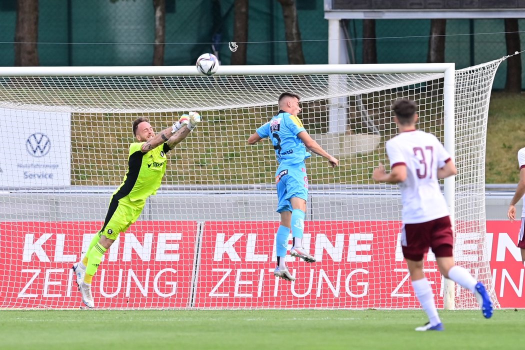 Zákrok brankáře rakouského Wolfsbergeru v zápase se Spartou