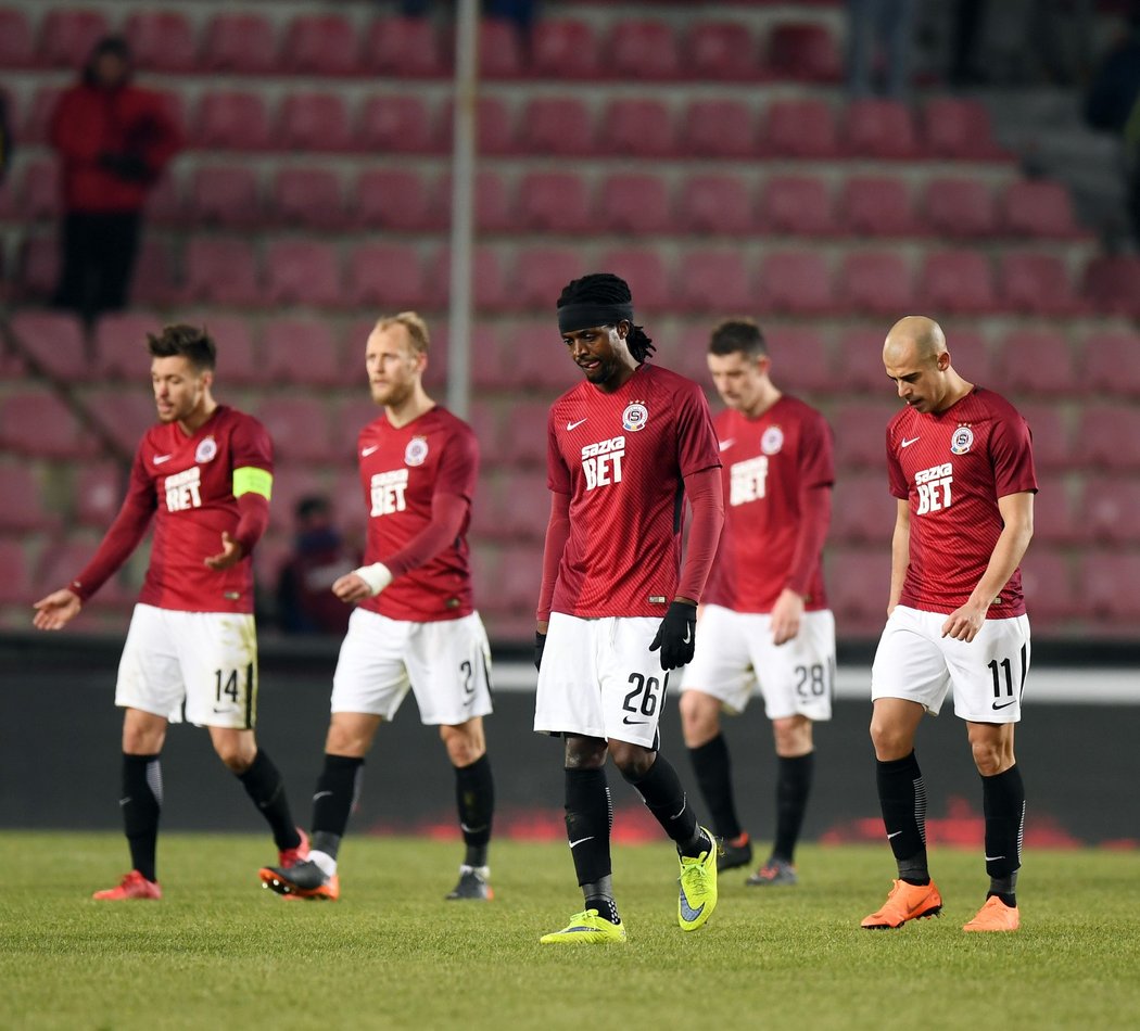 Zklamaní fotbalisté Sparty opouští letenský trávník po remíze 1:1 s Brnem