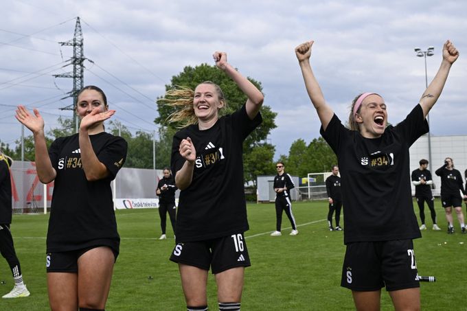 Mistrovská radost v derby. Fotbalistky Sparty se vrací na ligový trůn po pěti letech Mistrovská radost v derby. Fotbalistky Sparty se vrací na ligový trůn po pěti letech