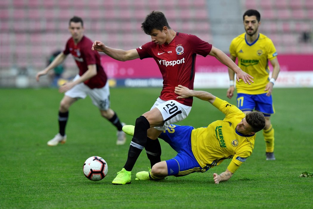 Zlínský Lukáš Bartošák zastavuje sparťana Adama Hložka v zápase 27. kola FORTUNA:LIGY