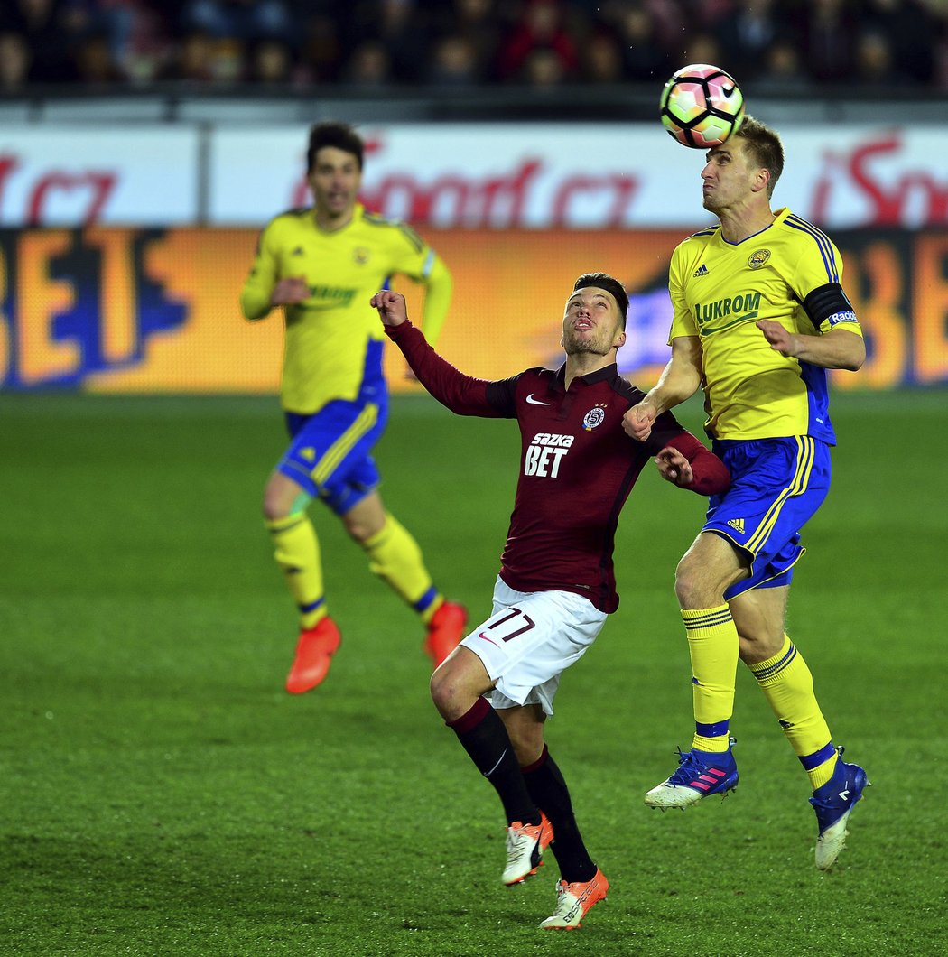 Václav Kadlec a Jakub Jugas v souboji