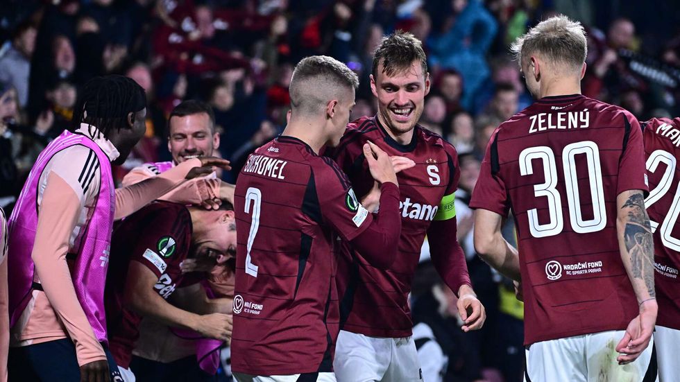 Fotbalisté Sparty se radují z gólu