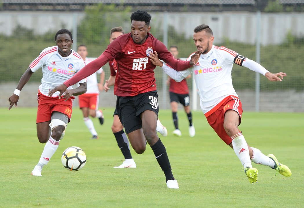 Benjamin Tetteh uniká Martinu Šulekovi z Trenčína