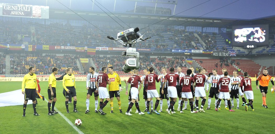 Kamera nad trávníkem na Letné zabírá vítězný domácí tým