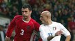 Gary Speed (vlevo) v roce 2002 při kvalifikačním utkání s Itálií