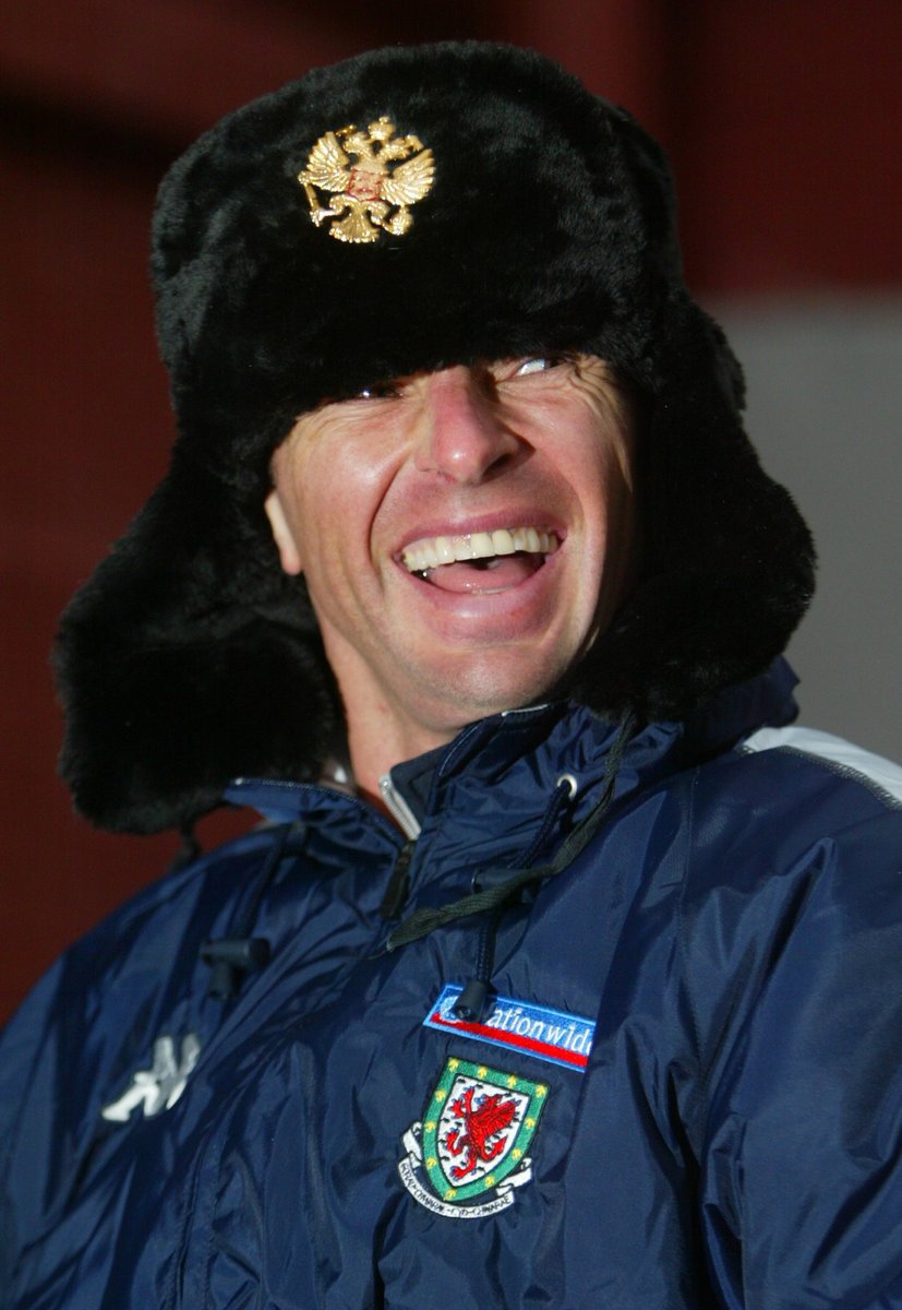 Gary Speed v roce 2003 na lavičce při kvalifikačním utkání Rusko - Wales