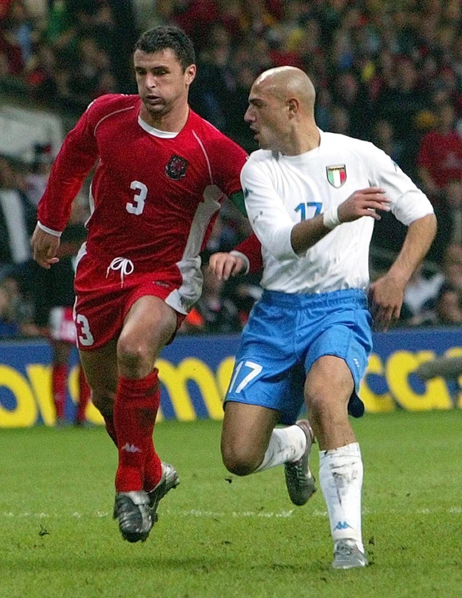 Gary Speed (vlevo) v roce 2002 při kvalifikačním utkání s Itálií