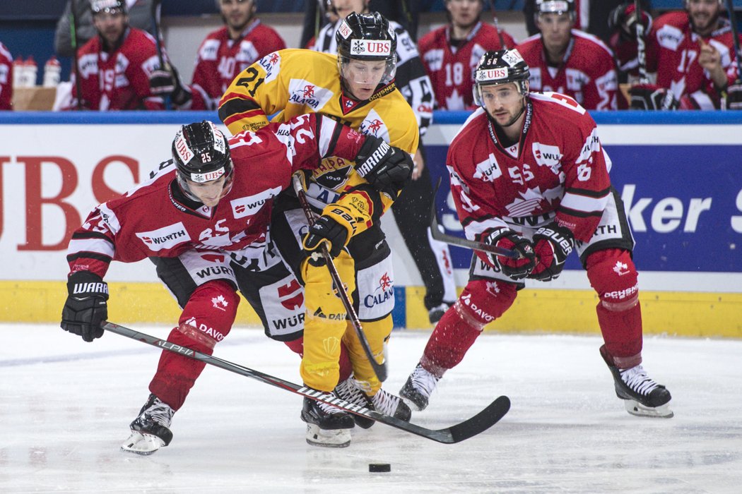 Hokejisté Kuopia (ve žlutých dresech) porazili ve finále Spengler Cupu Kanadu