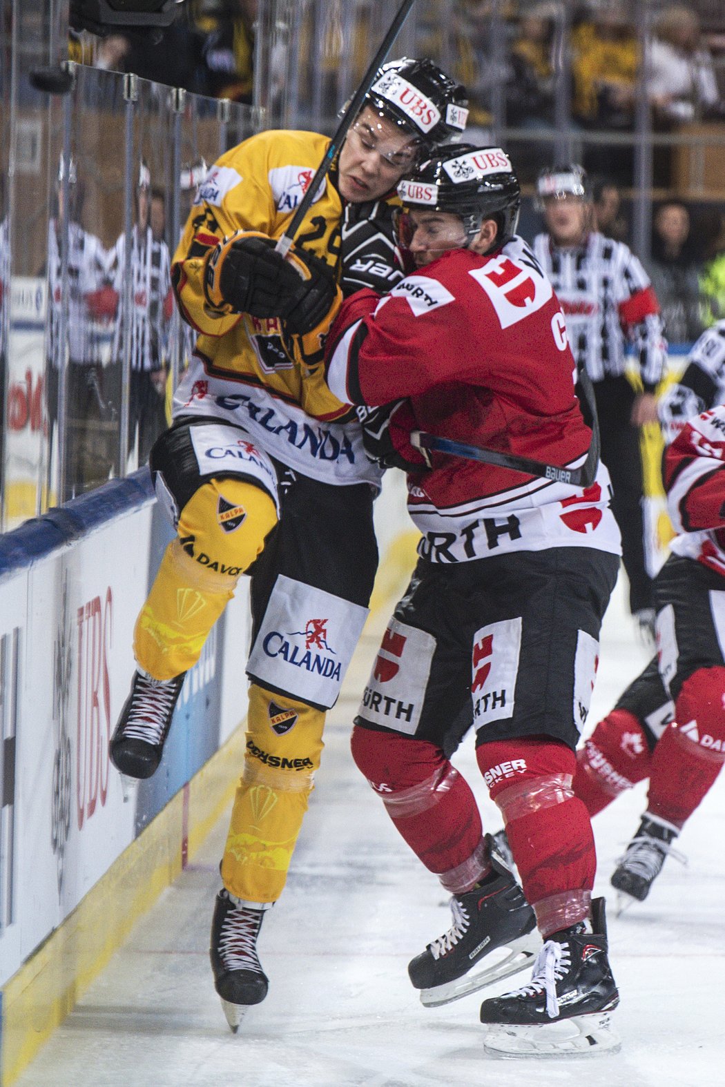 Hokejisté Kuopia (ve žlutých dresech) porazili ve finále Spengler Cupu Kanadu