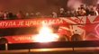 Autobus CZ Bělehrad v plamenech při oslavách titulu