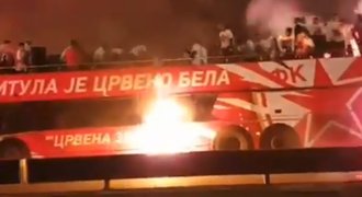 Oslavy titulu v plamenech. Bělehradu shořel autobus, hráči šli pěšky