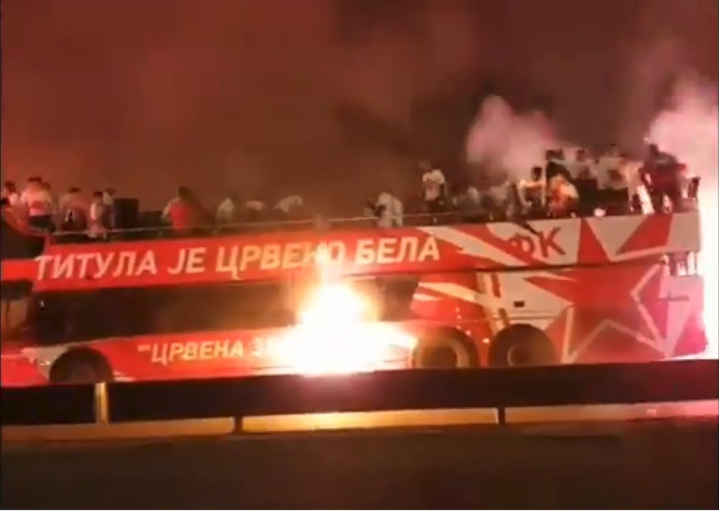 Autobus CZ Bělehrad v plamenech při oslavách titulu