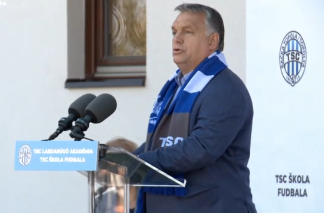 Viktor Orbán při otevření fotbalové školy v Srbsku, na níž přispěl maďarský stát