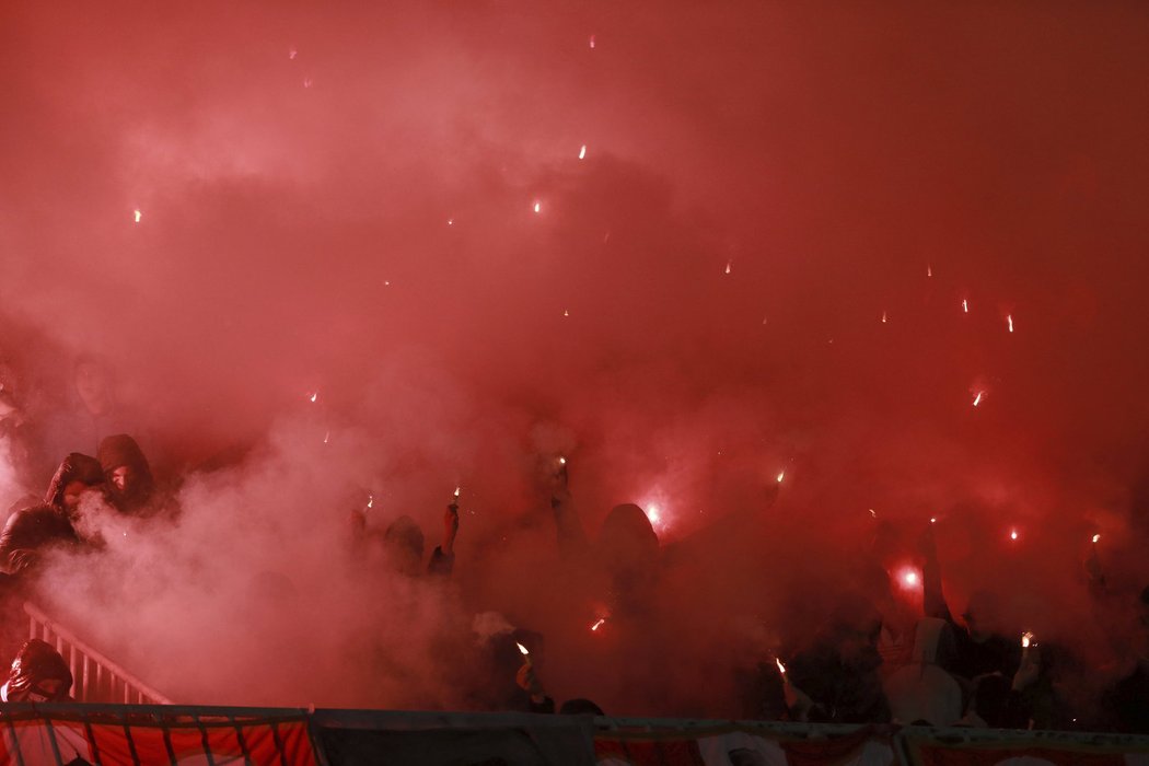Takhle plála pyrotechnika v bělehradském derby mezi Partizanem a Crvenou Zvezdou