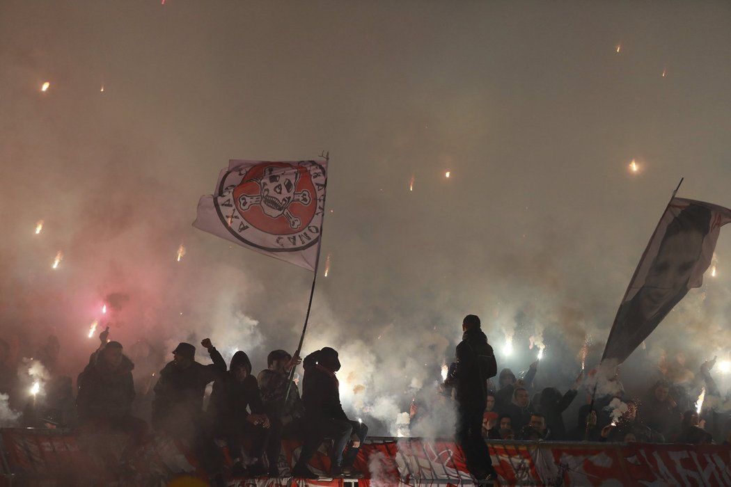 Takhle plála pyrotechnika v bělehradském derby mezi Partizanem a Crvenou Zvezdou